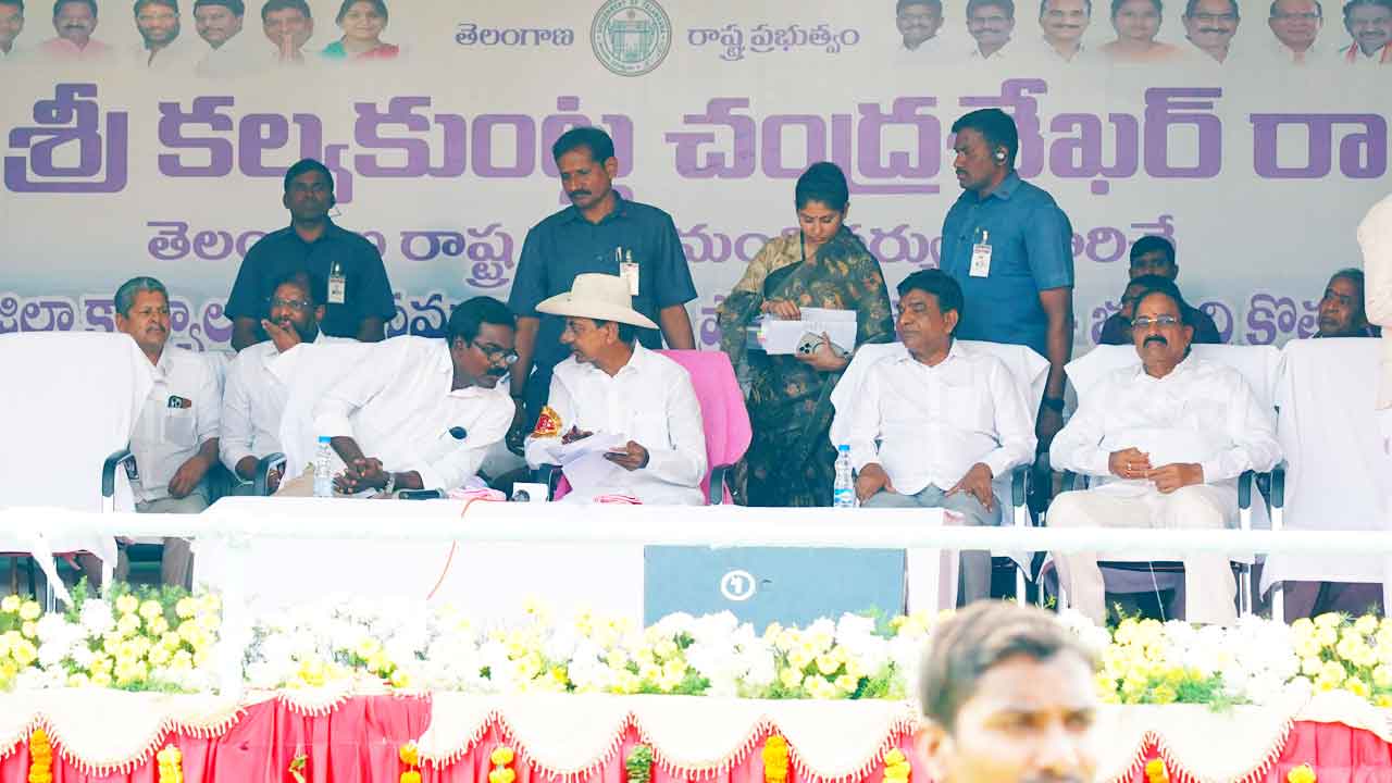 నాలుగు మున్సిపాలిటీలకు రూ. 130 కోట్లు