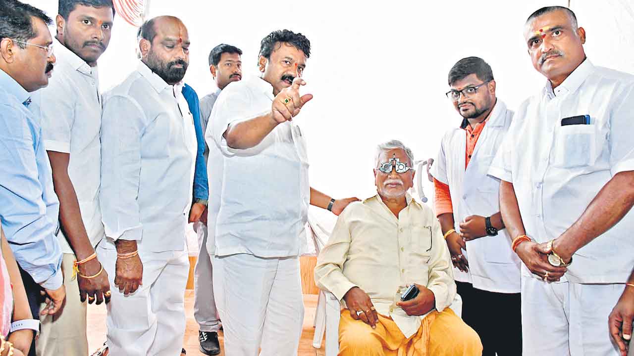 చీకట్లు తొలగిస్తూ.. వెలుగులు పంచుతూ