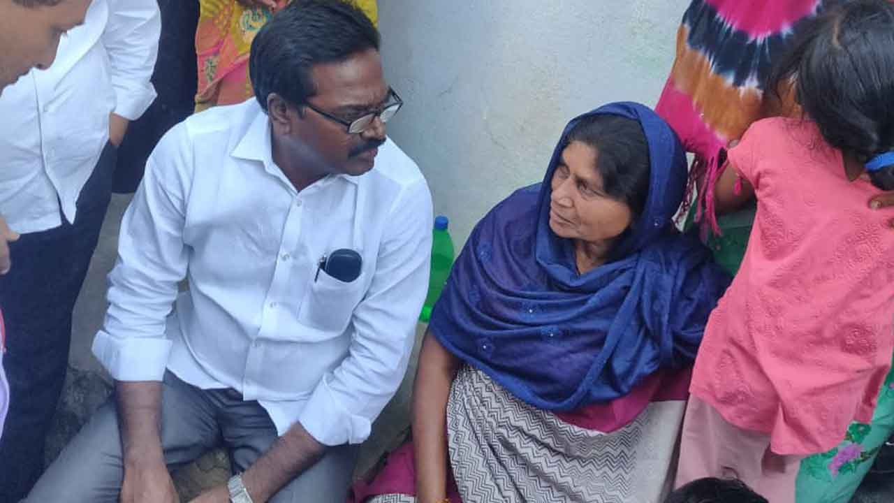 మృతుల కుటుంబాలకు మంత్రి పువ్వాడ పరామర్శ