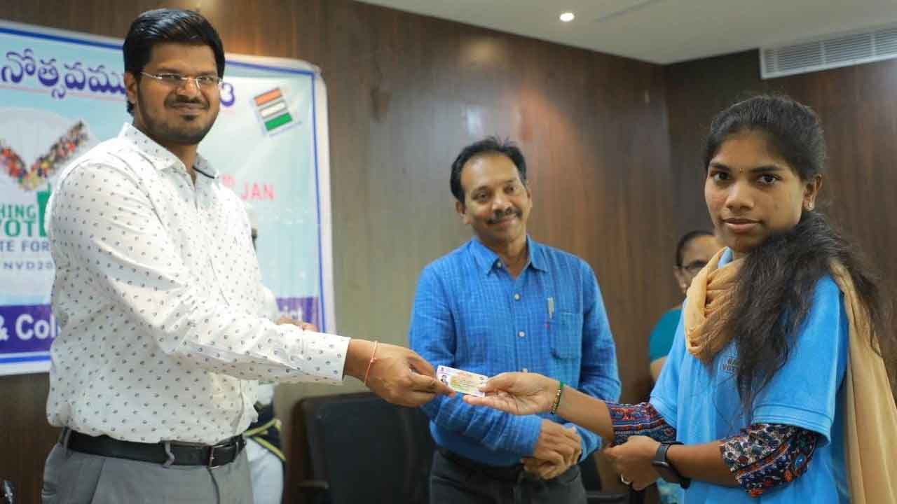 ఓటర్ల చేతిలోనే దేశ భవిత