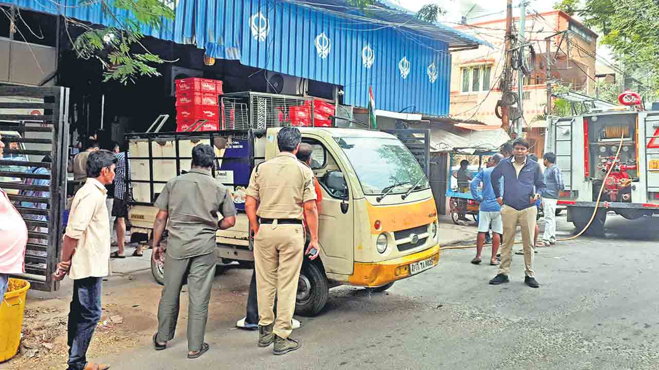 అమూల్‌ గోడౌన్‌లో అగ్నిప్రమాదం