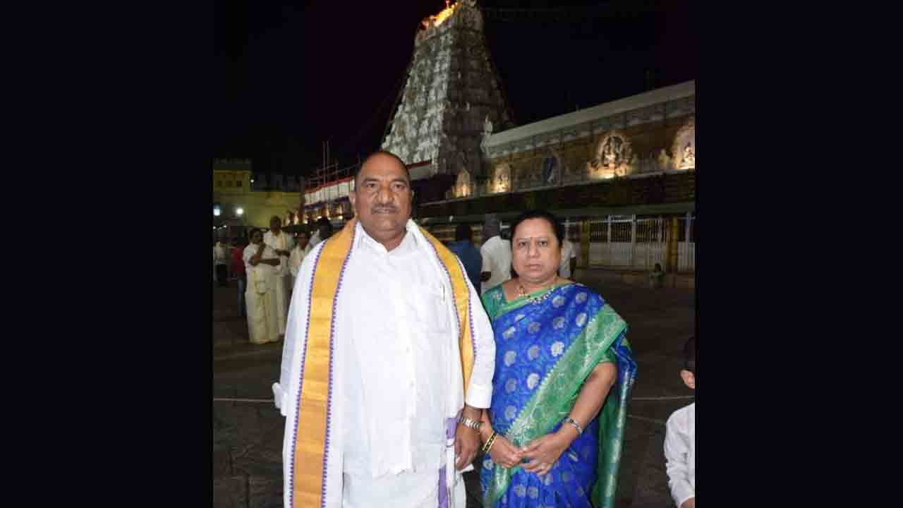 తిరుపతి వెంకన్న సన్నిధిలో ఎమ్మెల్యే సండ్ర దంపతులు