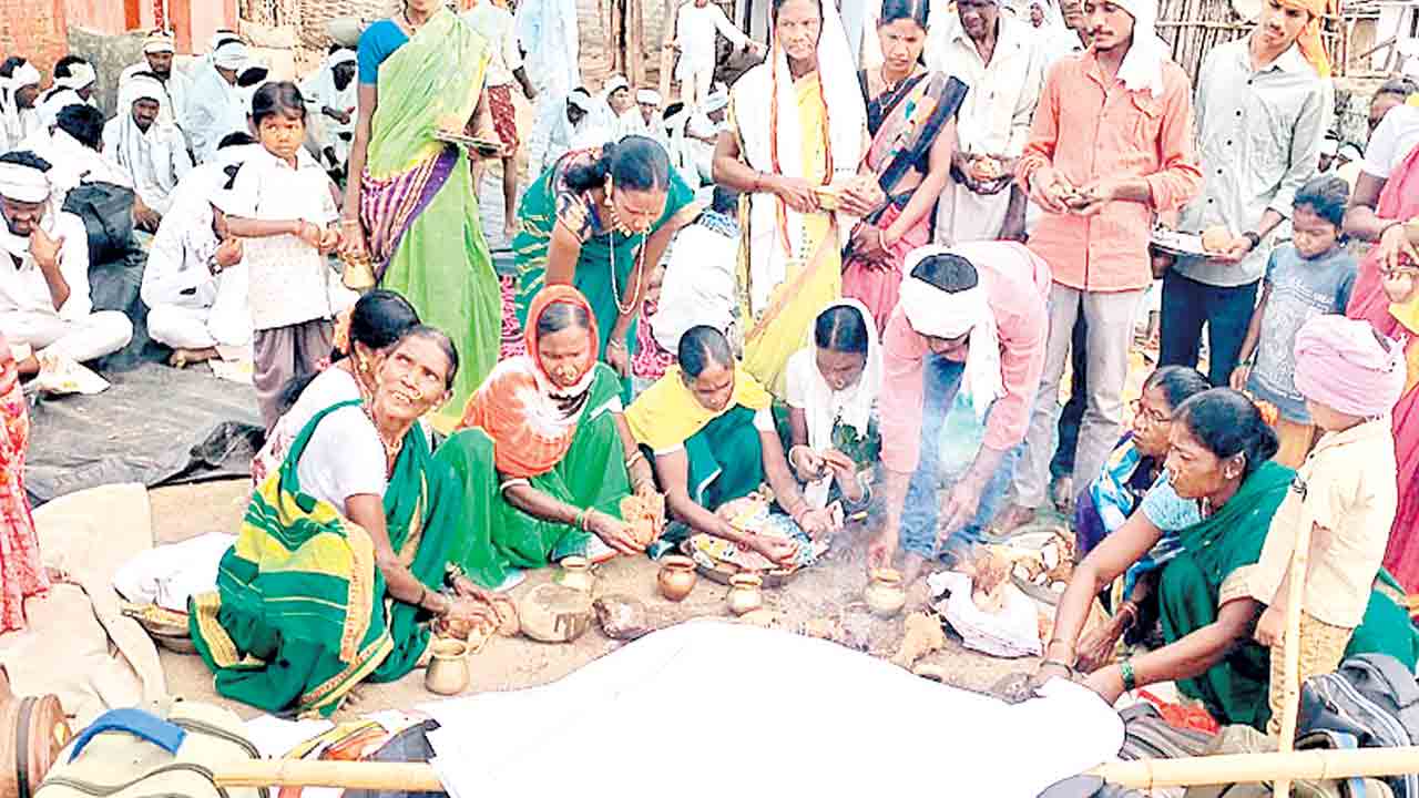 నాగోబా మహాపూజ.. ఝరికి మొక్కులు