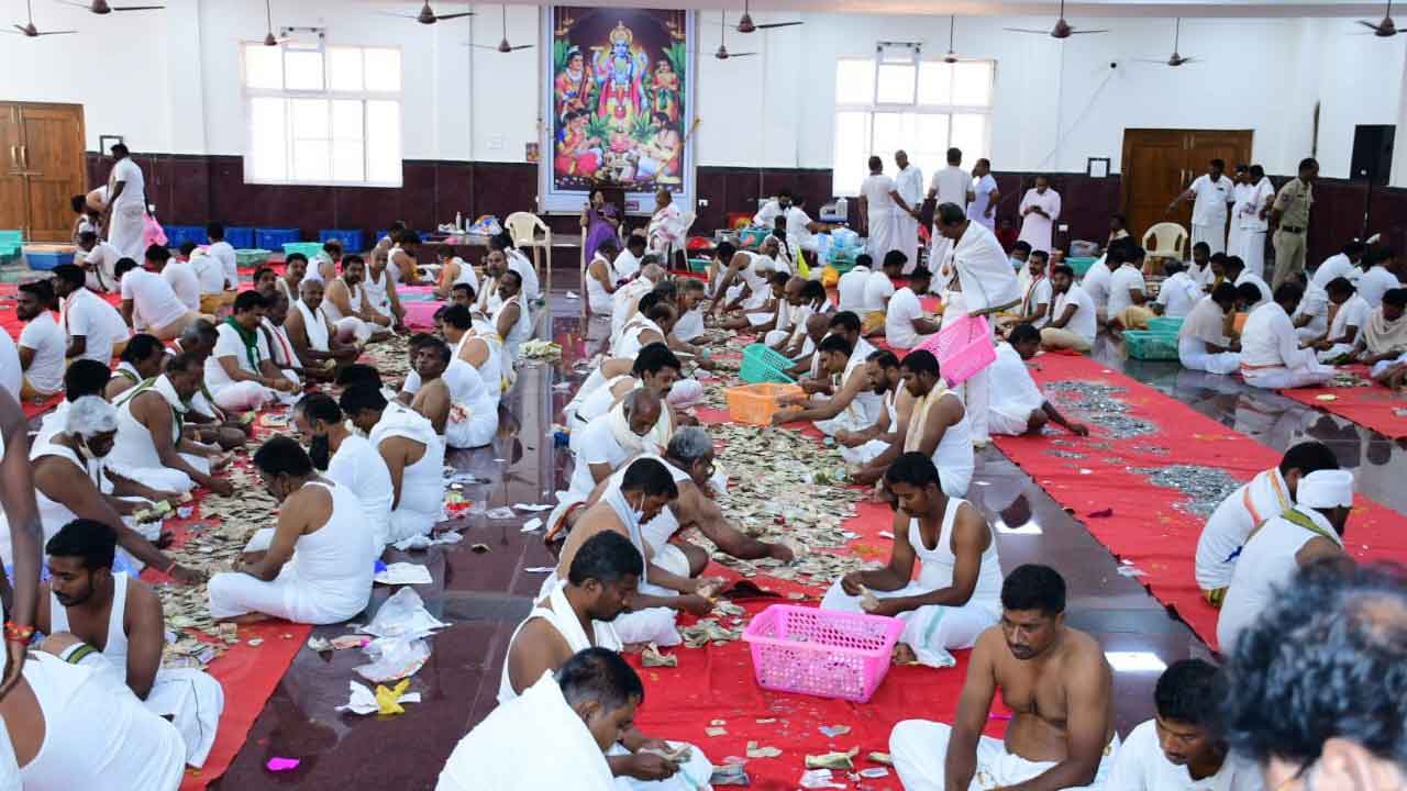 లక్ష్మీ నరసింహ స్వామికి నిత్యార్చనలు