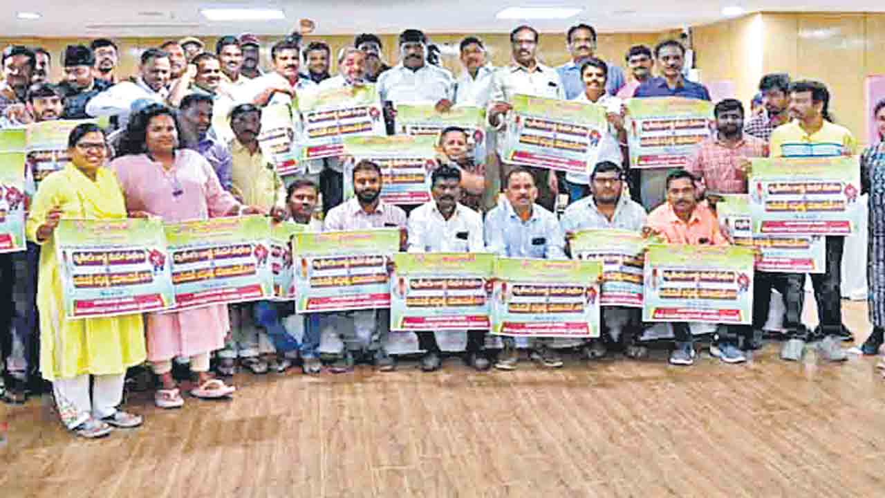 మీడియాకు సమగ్ర చట్టం తేవాలి