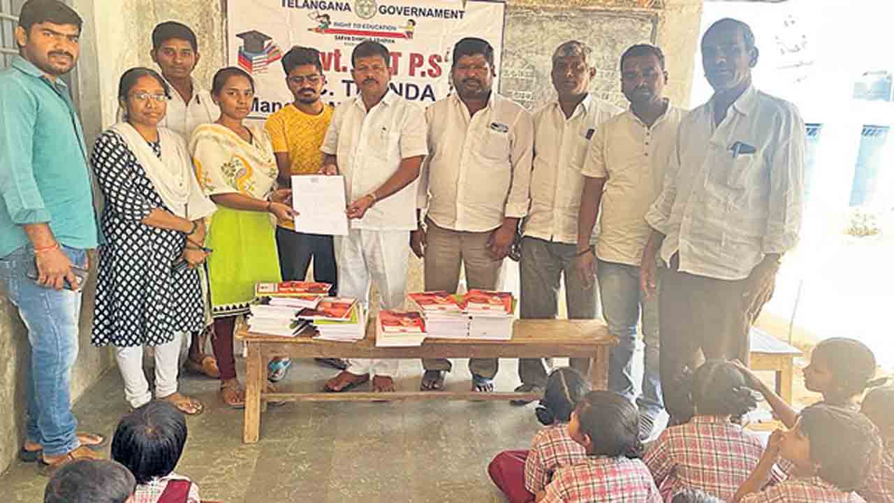 విద్యార్థులకు బుక్స్‌ పంపిణీ
