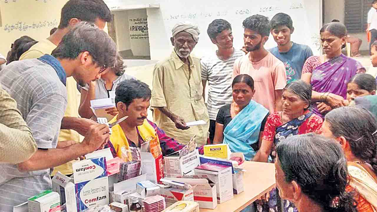 స్ఫూర్తినింపుతూ సేవల్లో మమేకం