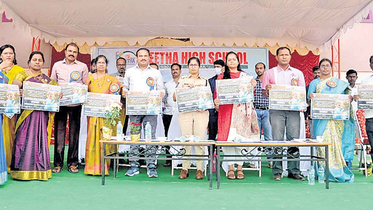 ఆడపిల్లలకు అండగా ఉండాలి