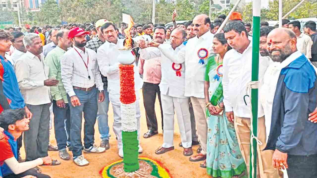 క్రీడాకారులకు ప్రోత్సాహం