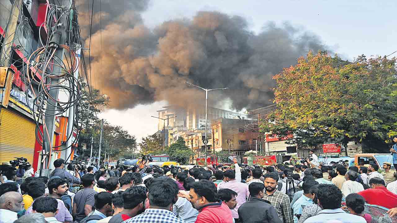 స్పోర్ట్స్‌ మెటీరియల్‌ భవంతిలో  భారీ అగ్నిప్రమాదం