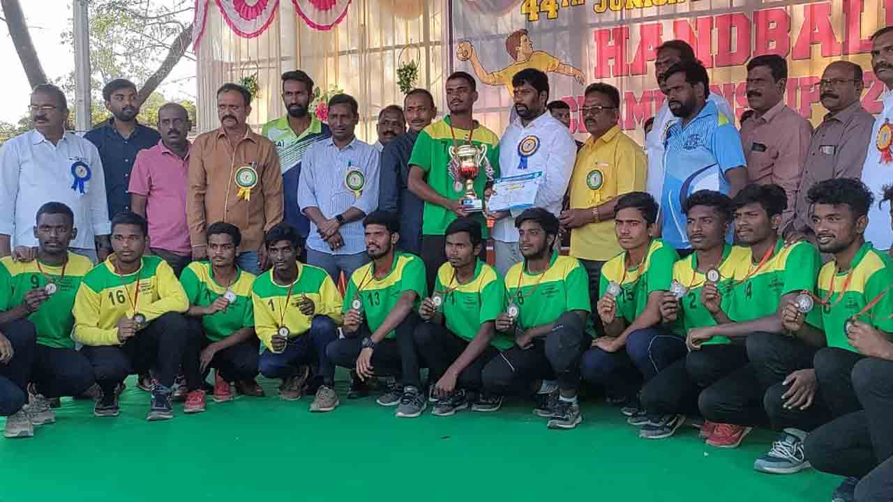 హ్యాండ్‌బాల్‌ పోటీల్లో మెరిసిన జిల్లా జట్టు