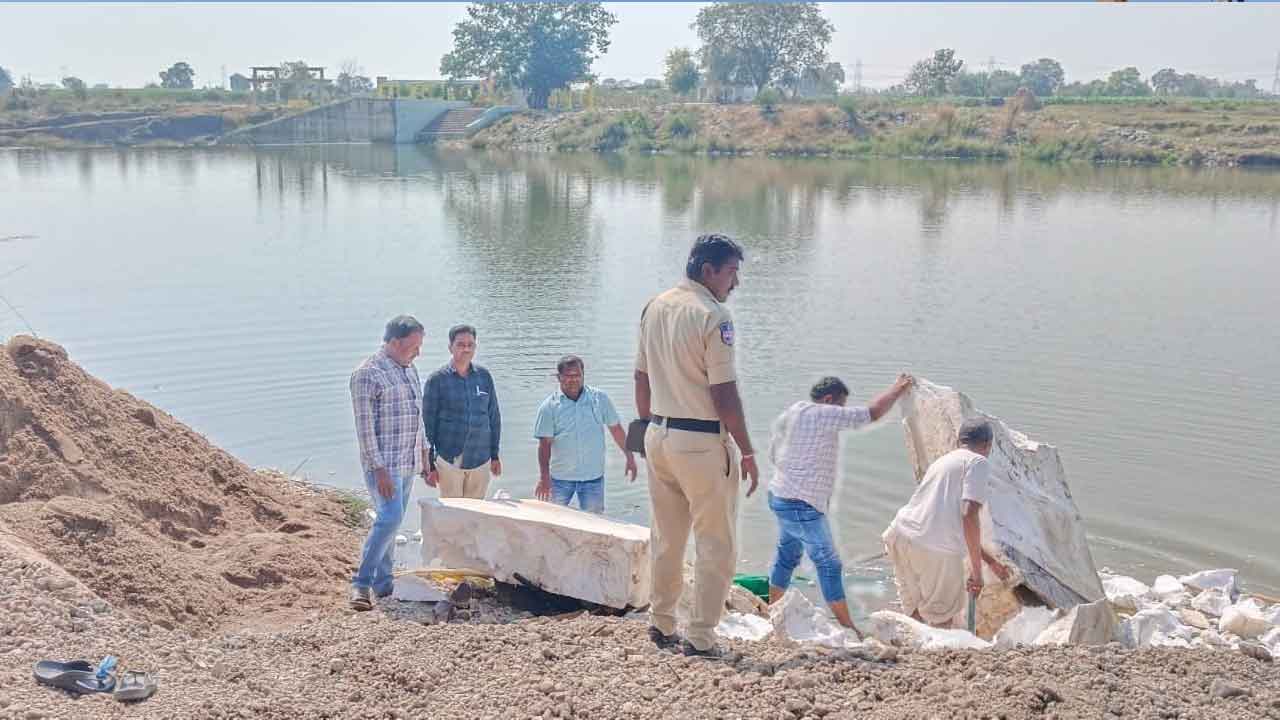 ఇసుక దోపిడీకి బ్రేక్‌