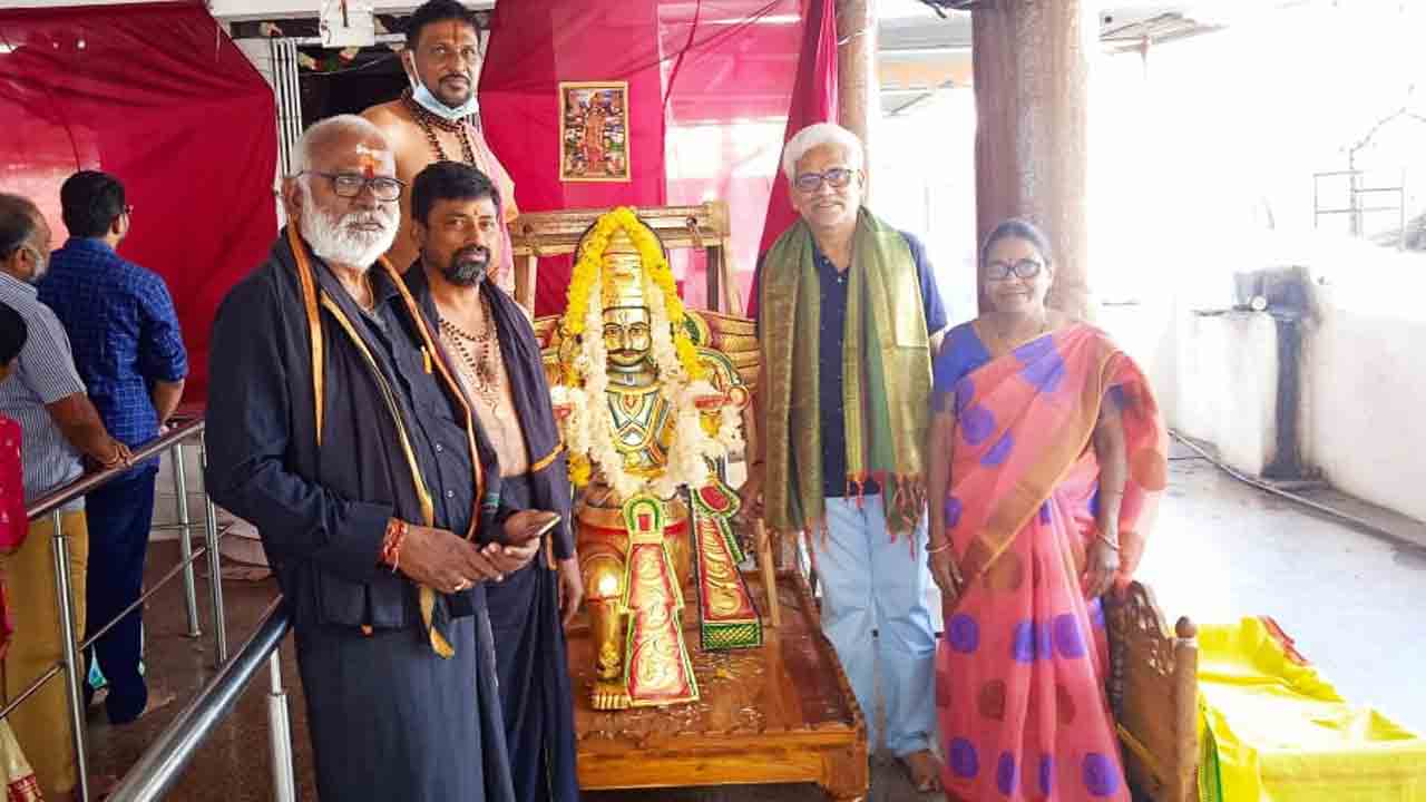 ఆలయానికి గరుడ వాహనం అందజేత