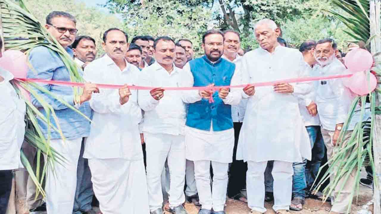 సీఎం కేసీఆర్‌ వల్లే నీళ్లు.. నిధులు