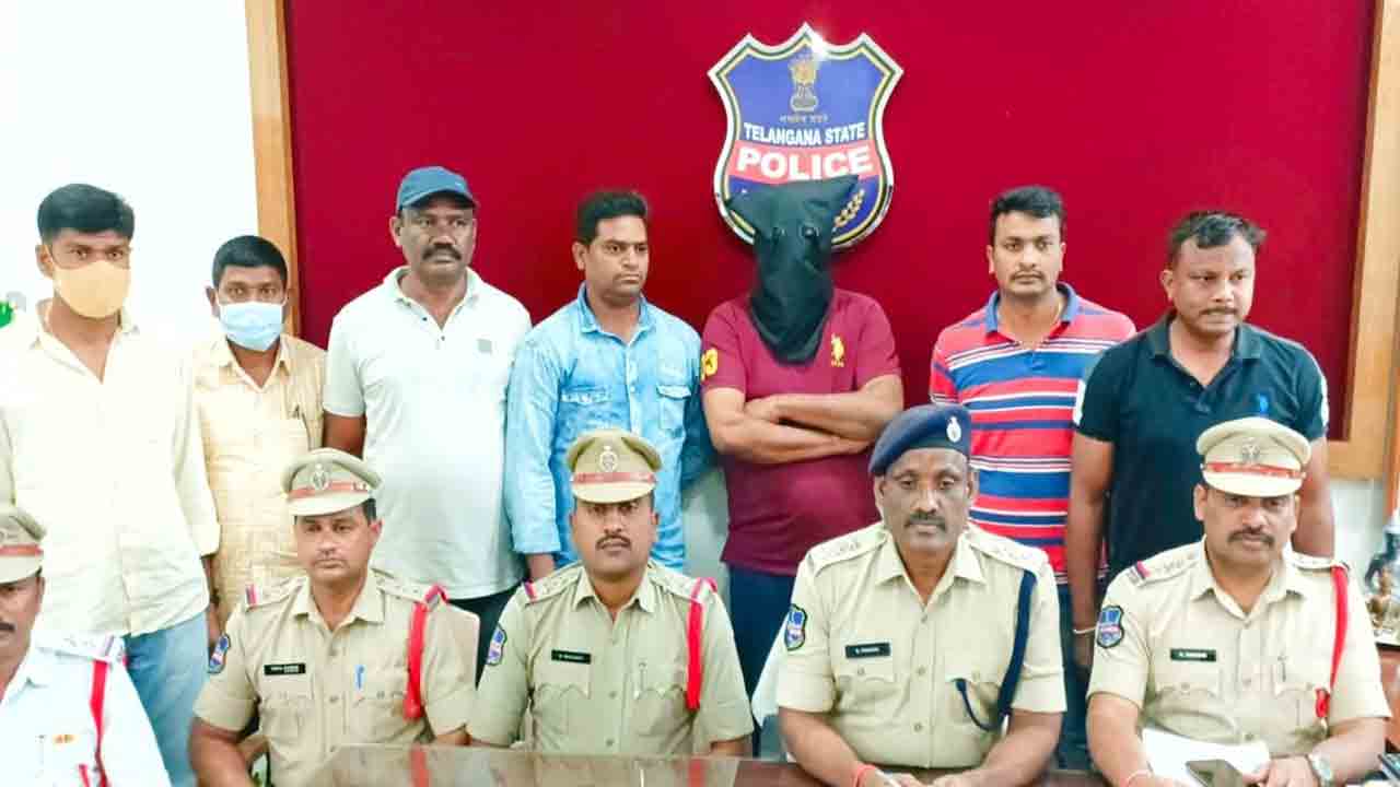 పోలీసులకు చిక్కిన చీటర్‌