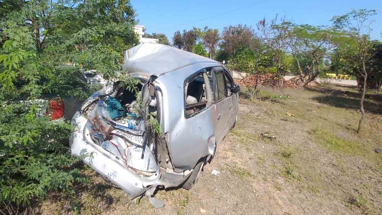 ముగ్గురిని బలిగొన్న అతివేగం