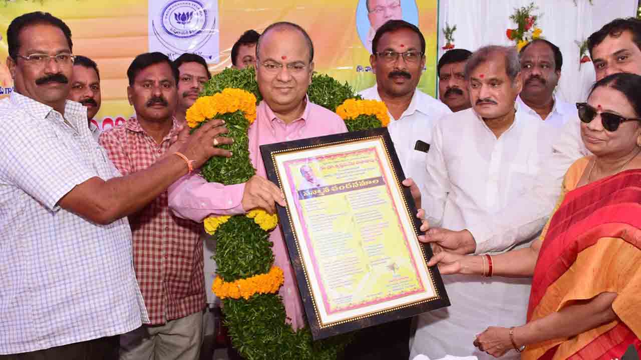 వెలమ బంధువులను ఆదుకోవాలి