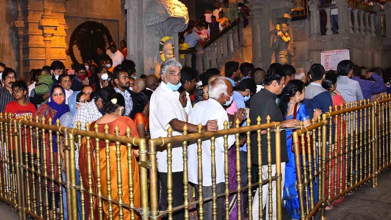 యాదగిరిగుట్టలో భక్తుల కోలాహలం..