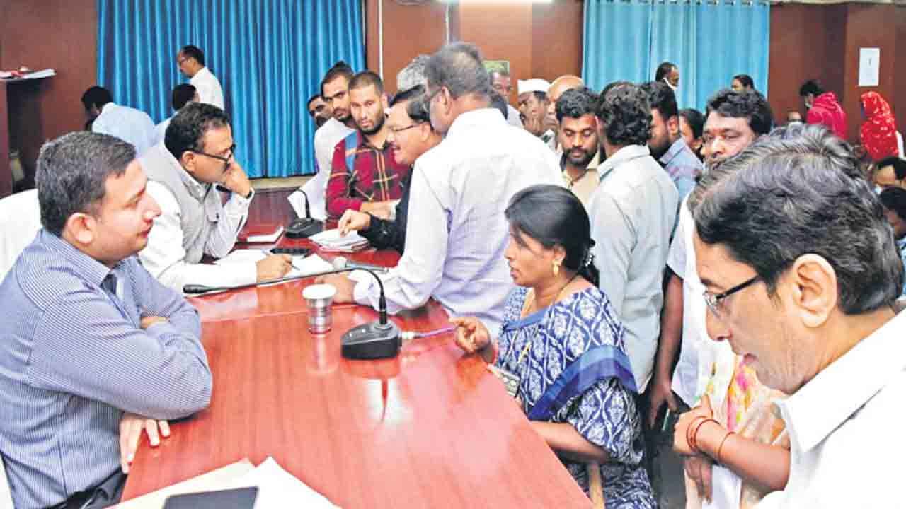 ప్రభుత్వ భూమిని కాపాడండి