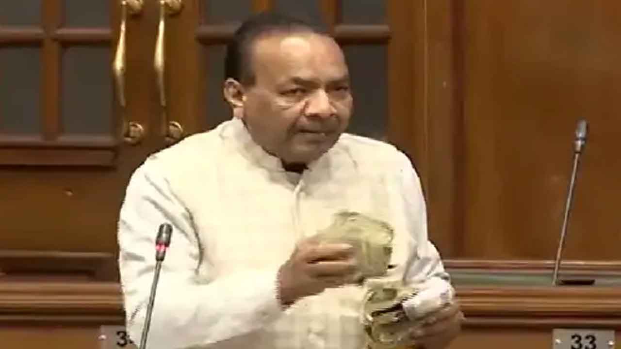 AAP MLA | అసెంబ్లీకి నోట్ల కట్టలతో ఆప్‌ ఎమ్మెల్యే.. నోరు మూసేందుకు లంచం ఇచ్చారని వ్యాఖ్య..