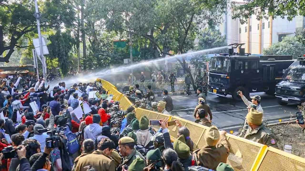 AAP protest | ఢిల్లీ బీజేపీ కార్యాలయం వద్ద ఆప్‌ ఆందోళన.. ధౌలా కువాన్‌ మురికివాడ కూల్చివేతపై నిరసన