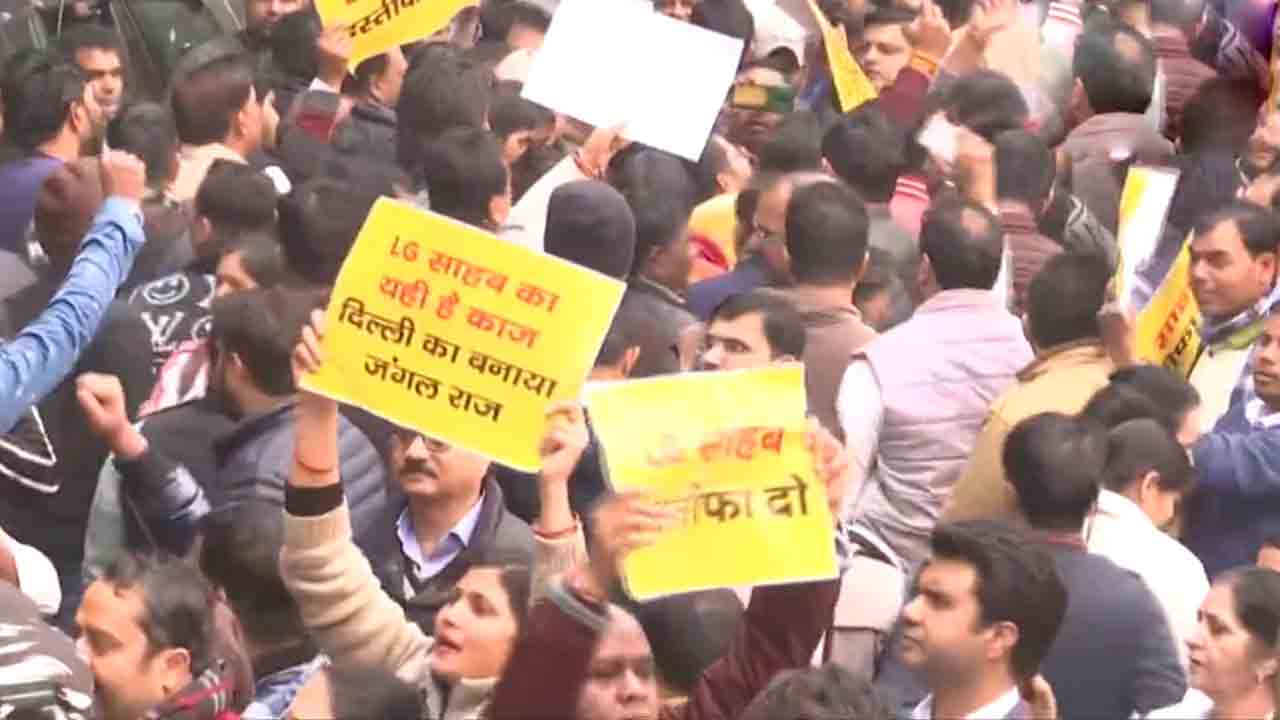 ఎల్జీ నివాసం ముందు ఆప్‌ ఆందోళన.. ఆ కారు ప్రమాదంపై చర్యలకు డిమాండ్‌