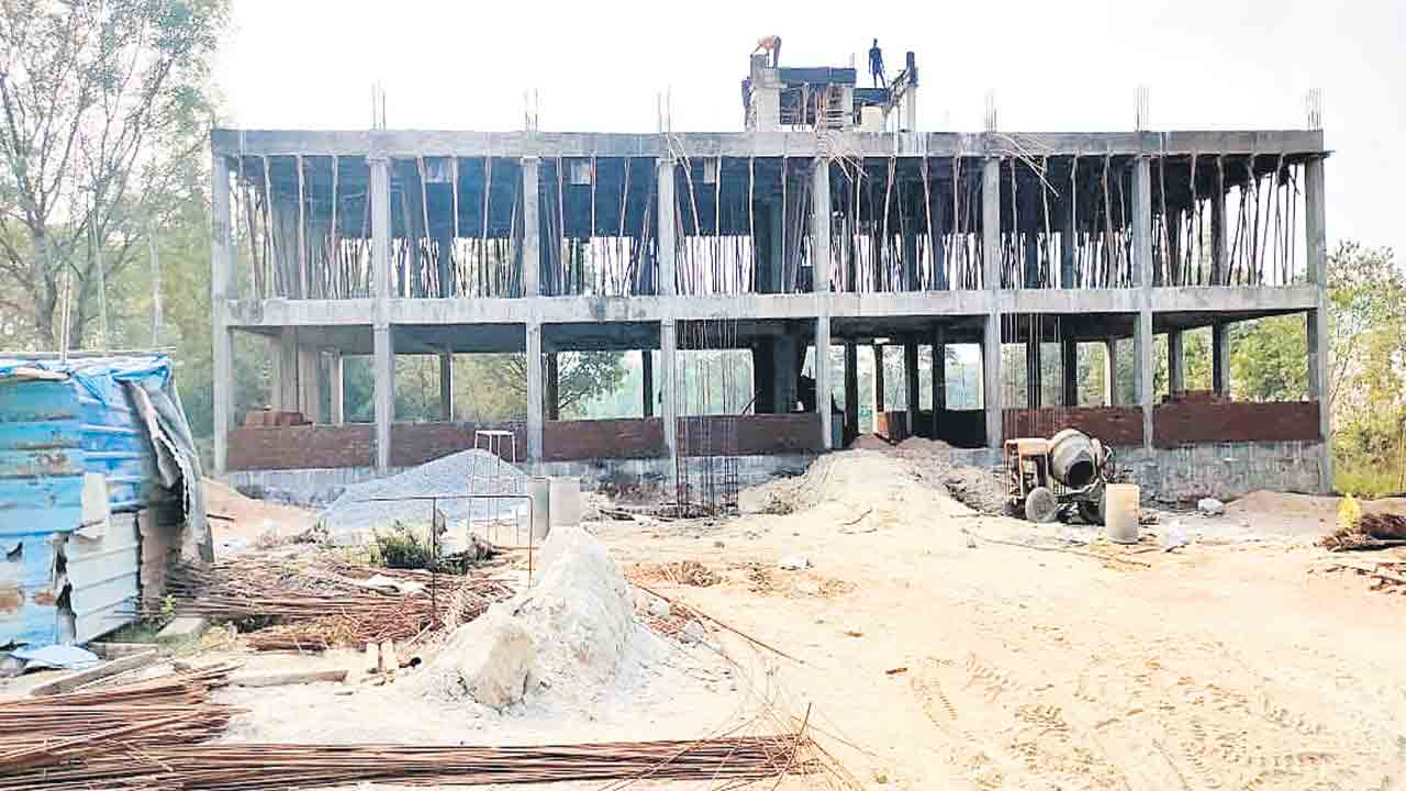 నియోజకవర్గంలోని102 జీపీలు, 3 మున్సిపాలిటీల్లో మహిళా భవనాలు