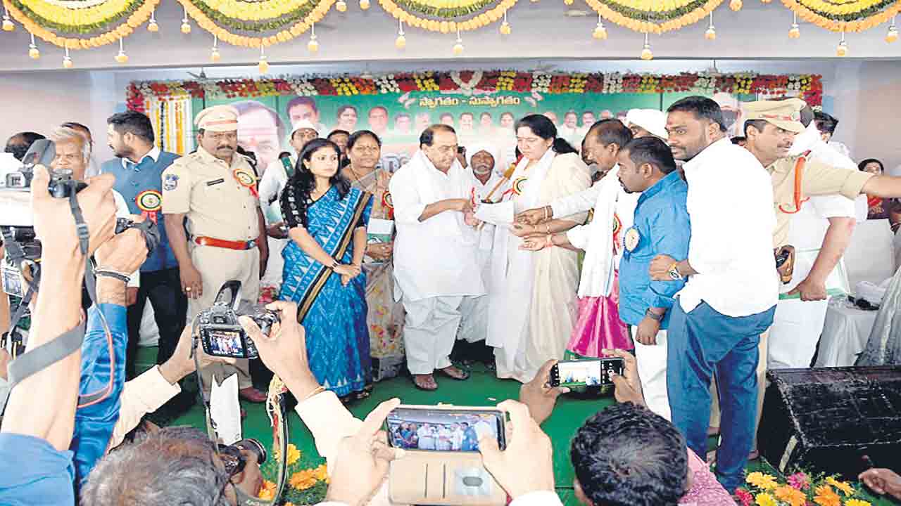 త్వరలో సీఎం చేతుల మీదుగా భూములు అందజేస్తాం..