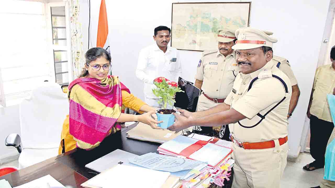 ప్రముఖుల శుభాకాంక్షలు