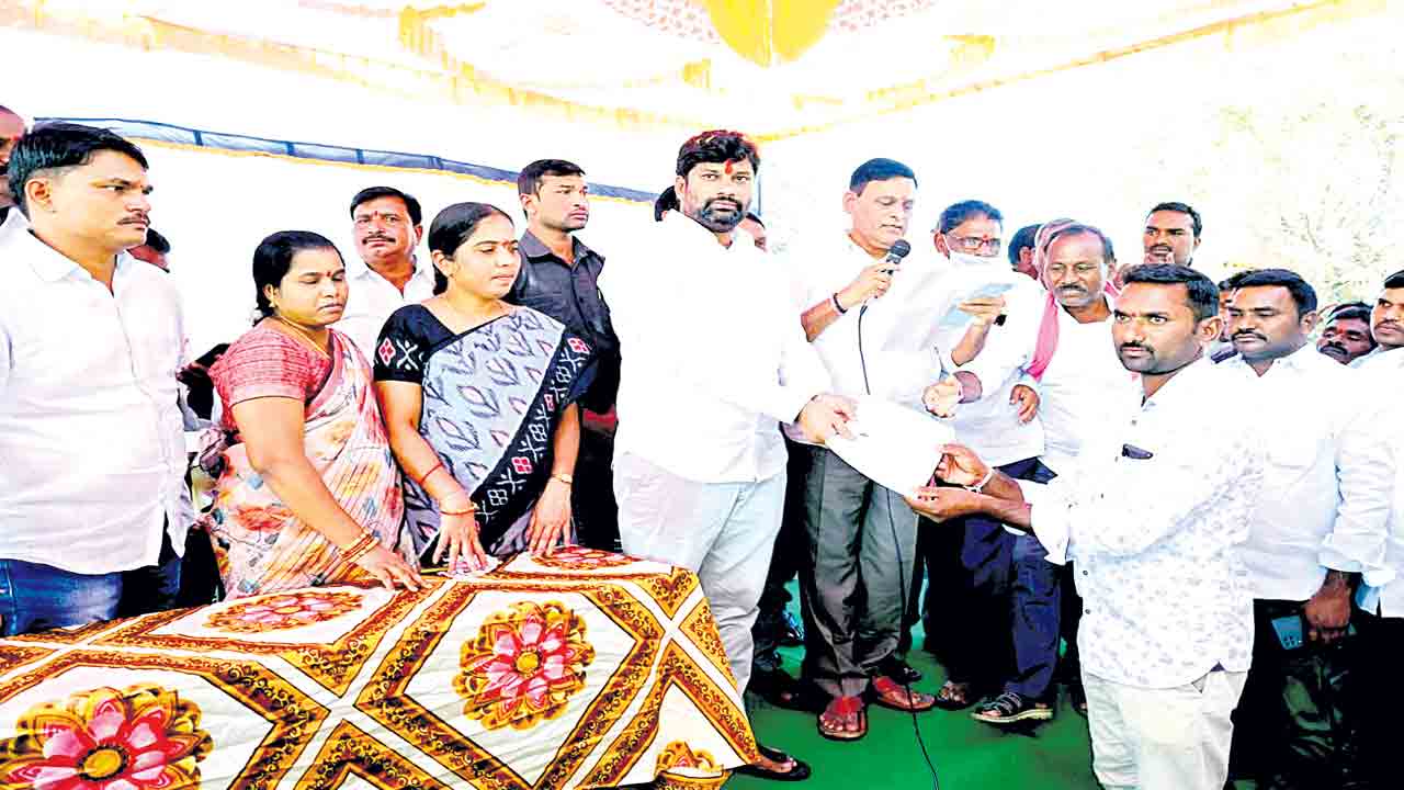 సాయం కోరి వచ్చే వారికి అండగా నిలుస్తున్న విప్‌ సుమన్‌