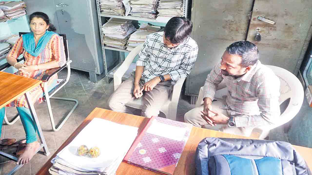 ఏసీబీ వలలో అవినీతి చేపలు