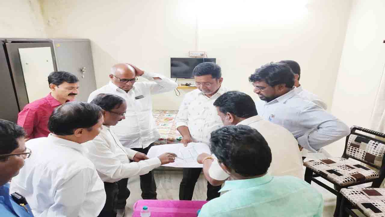 స్థానికులకే అవకాశం కల్పించాలి