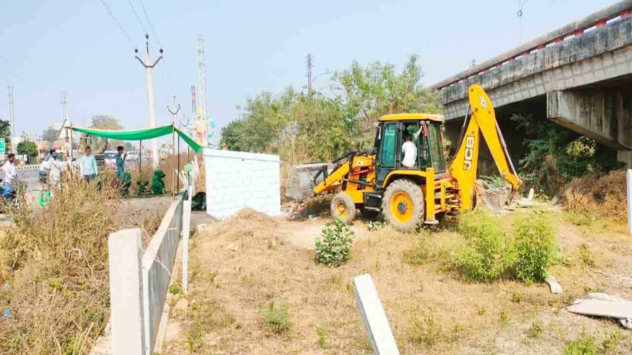 కన్నాలలో అక్రమ నిర్మాణాల కూల్చివేత