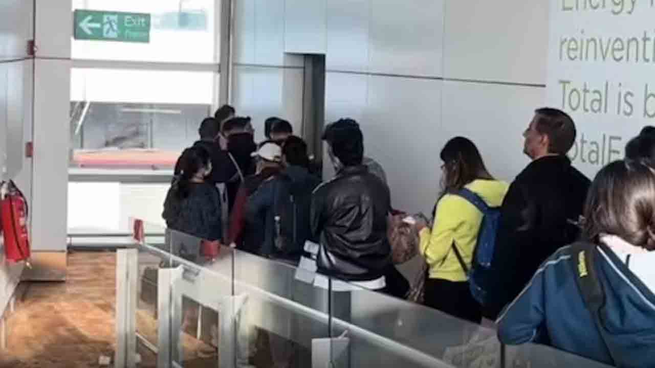 స్పైస్‌జెట్ విమానం ఆలస్యం.. బోర్డింగ్‌ గేట్‌ వద్ద గంటకుపైగా ప్రయాణికులు