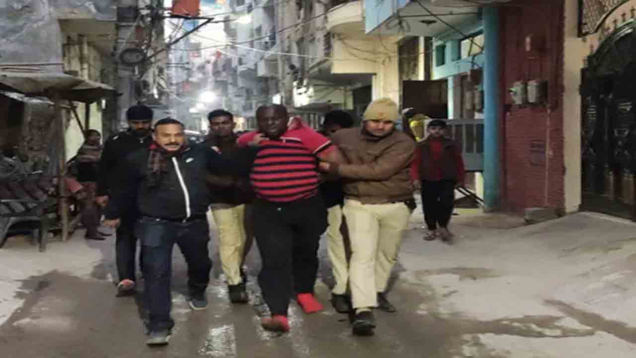 అక్రమంగా నివసిస్తున్న నైజీరియన్ల అరెస్ట్‌.. పోలీసులను చుట్టుముట్టి ప్రతిఘటించిన ఆఫ్రికన్లు