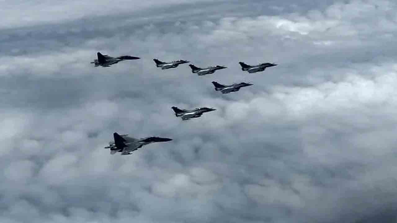 చైనాతో ఉద్రిక్తతల నేపథ్యంలో.. ఈశాన్య సరిహద్దులో భారీ వాయు విన్యాసాలు