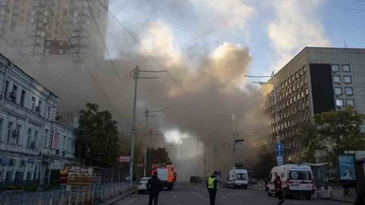 కీవ్‌పై 30 క్షిపణులు ప్రయోగించిన రష్యా.. 15 క్షిపణులను కూల్చినట్లు ఉక్రెయిన్‌ వెల్లడి