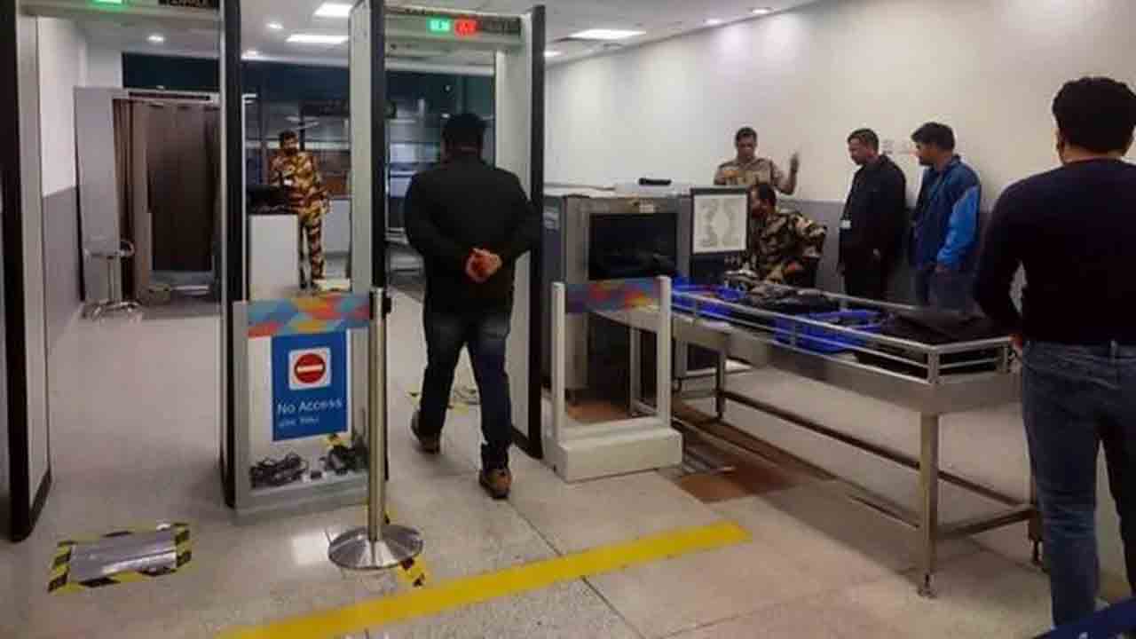 విమానాశ్రయంలో చోరీ.. సీఐఎస్‌ఎఫ్‌ సిబ్బందిపై కేసు..!