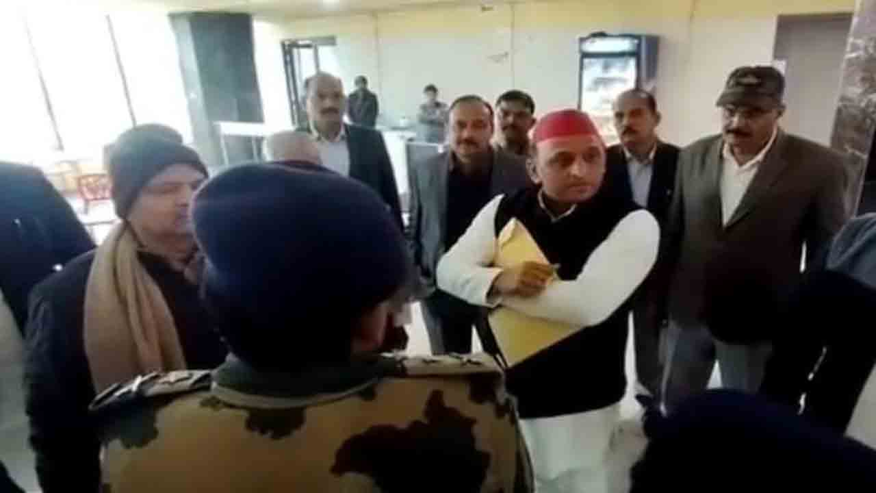 పోలీసులు ఇచ్చిన చాయ్‌ నిరాకరించిన అఖిలేష్‌‌.. ‘విషం కలిపి ఉంటే?’ అంటూ అనుమానం