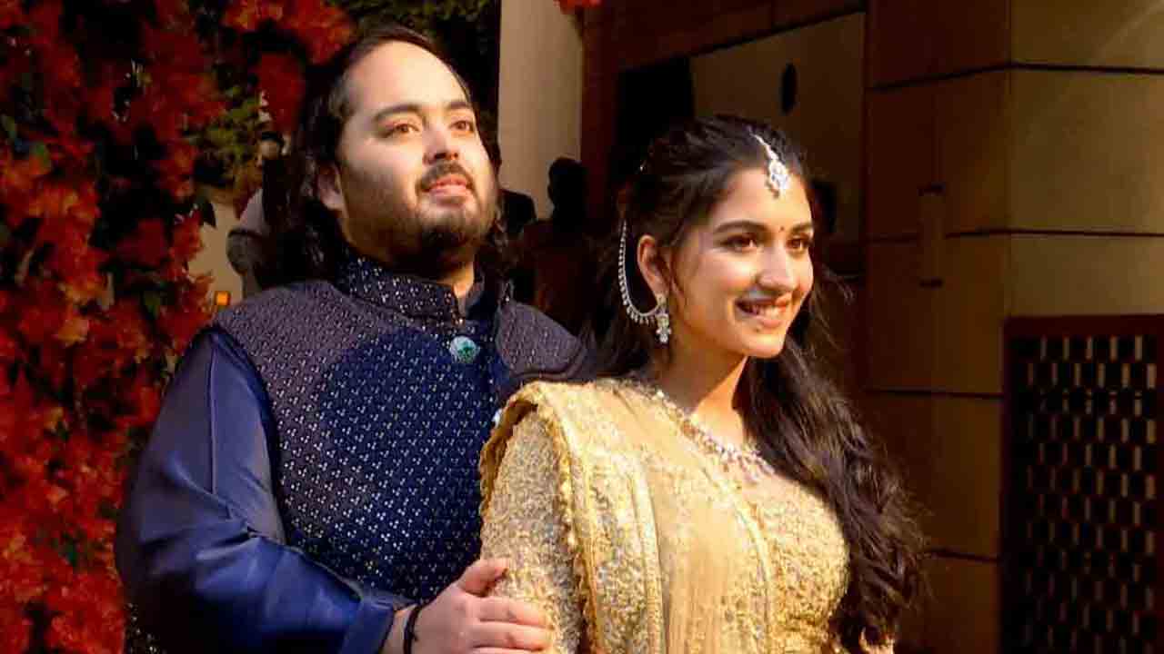 అనంత్ అంబానీ‌-రాధికా మర్చంట్‌ల ఎంగేజ్‌మెంట్‌.. దిగివచ్చిన తారాలోకం