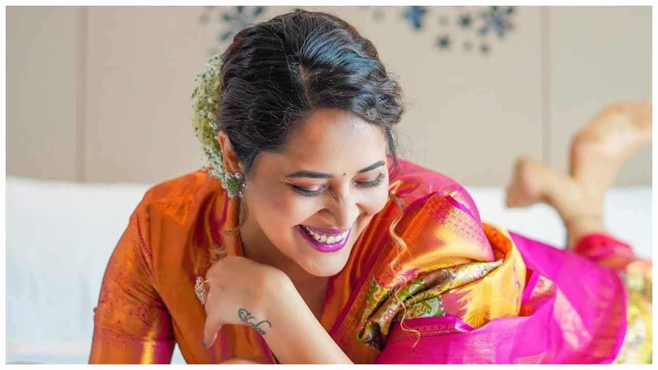 Anasuya Bharadwaj | కంచిపట్టు చీరలో అనసూయ మురిపించే అందాలు..