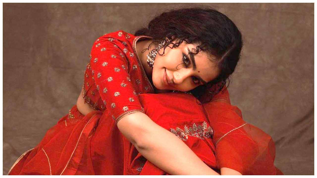 Anupama Parameswaran | హాఫ్ శారీలో సిగ్గు పడుతున్న అనుపమా పరమేశ్వరన్..