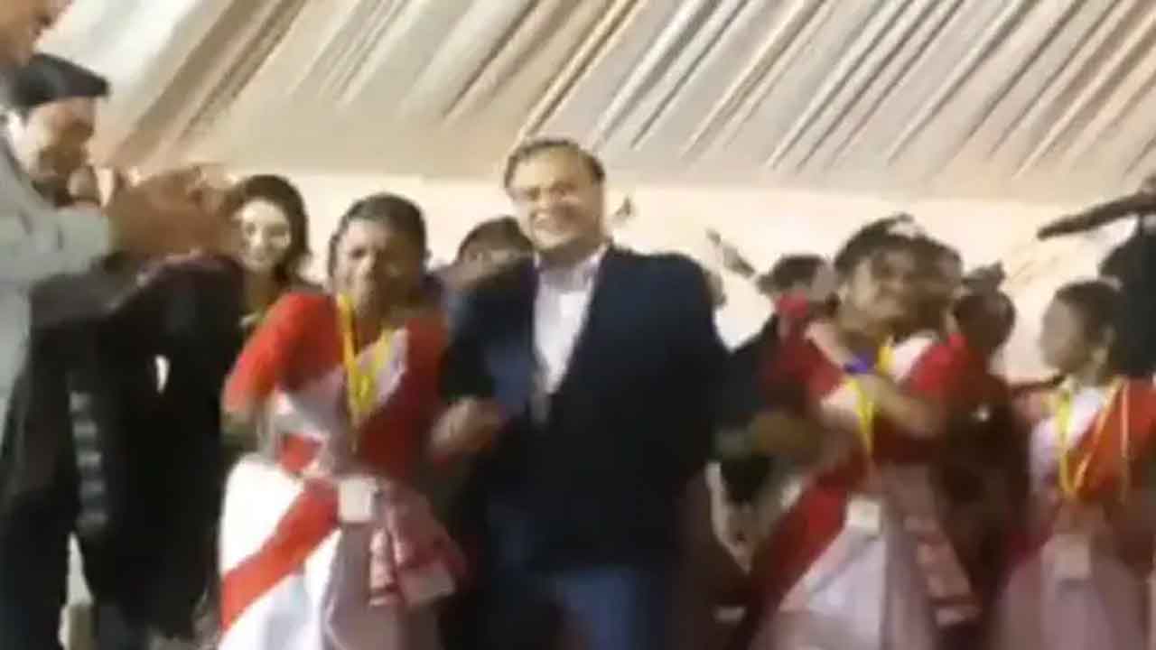 CM Jhumur Dance | ఝూమర్‌ నృత్యంతో అలరించిన అసోం సీఎం.. హిమంతతో కాలు కదిపిన భార్య రింకీ