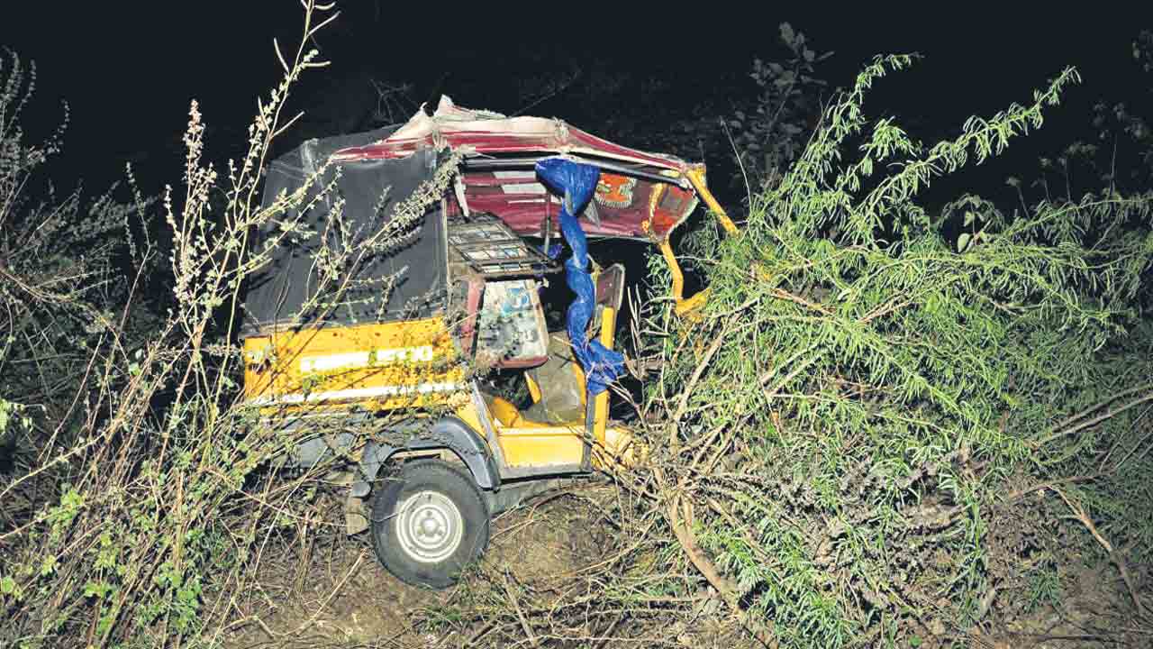బండరాళ్ల కిందపడి ముగ్గురు దుర్మరణం