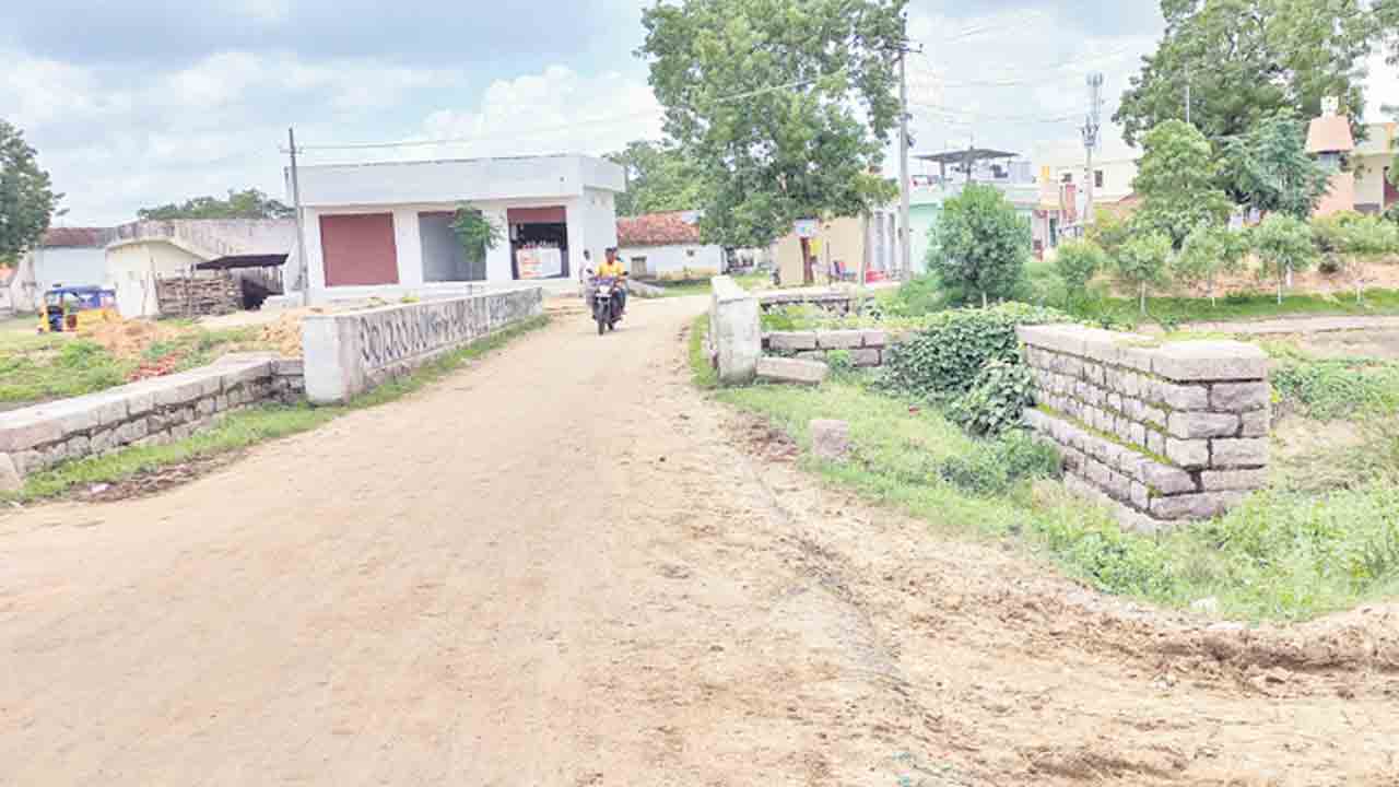 ఇరుకు వంతెనతో ఇబ్బందులు