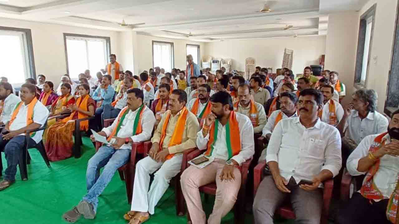 ఎమ్మెల్యే క్యాంపు ఆఫీసులో బీజేపీ మీటింగ్
