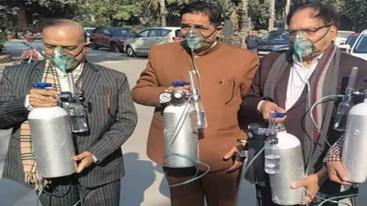 Delhi Assembly | ఆక్సీజన్‌ సిలిండర్లతో సభకు బీజేపీ ఎమ్మెల్యేలు.. ఎల్జీ నిధులివ్వడం లేదన్న కేజ్రీవాల్‌