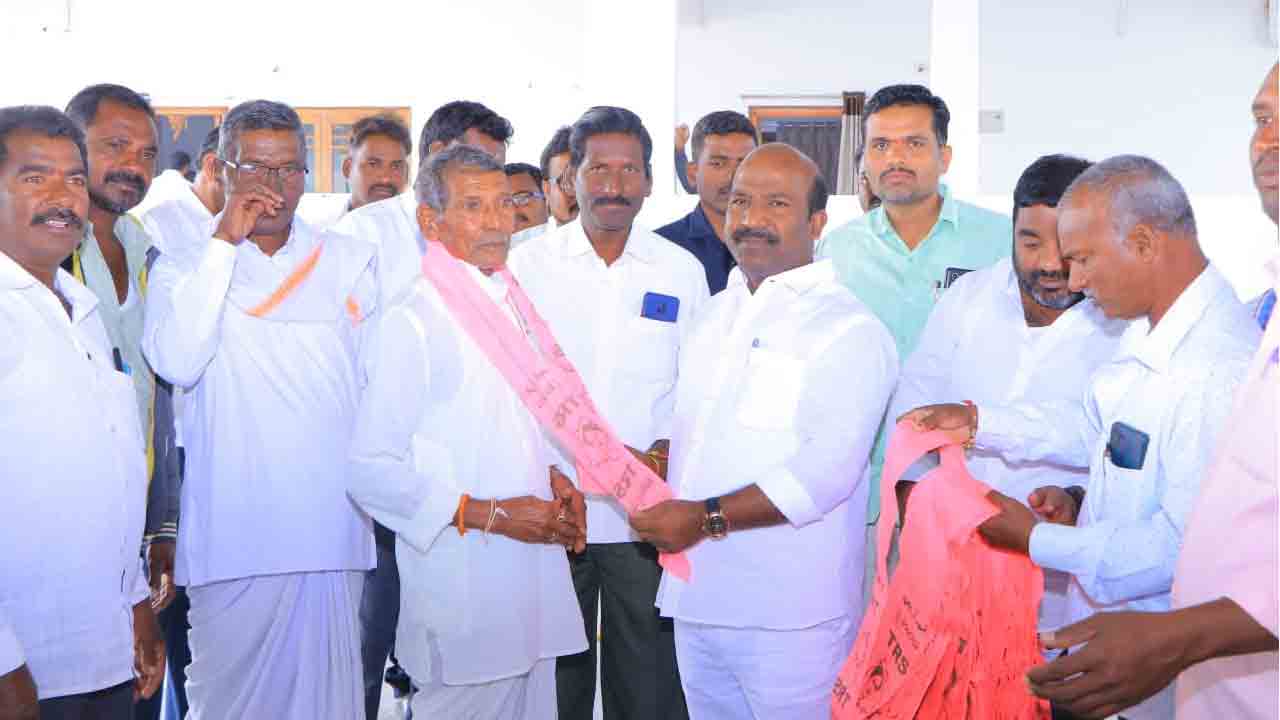 అభివృద్ధి, సంక్షేమ కార్యక్రమాలకు ఆకర్శితులై బీఆర్‌ఎస్‌లో చేరికలు : ఎమ్మెల్యే చిరుమర్తి లింగయ్య