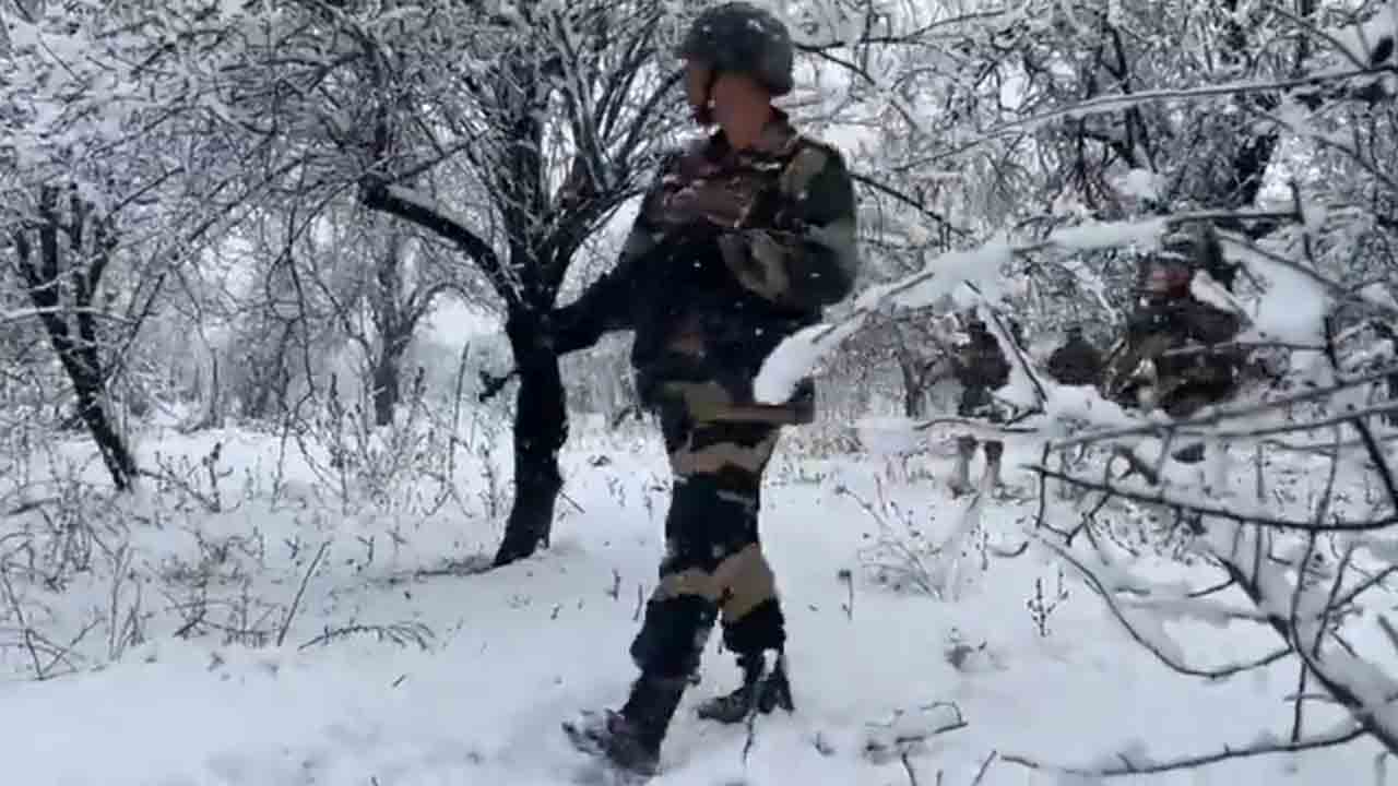 BSF troops | ఎముకలు కొరికే చలిలోనూ జవాన్ల గస్తీ.. వీడియో వైరల్‌..!