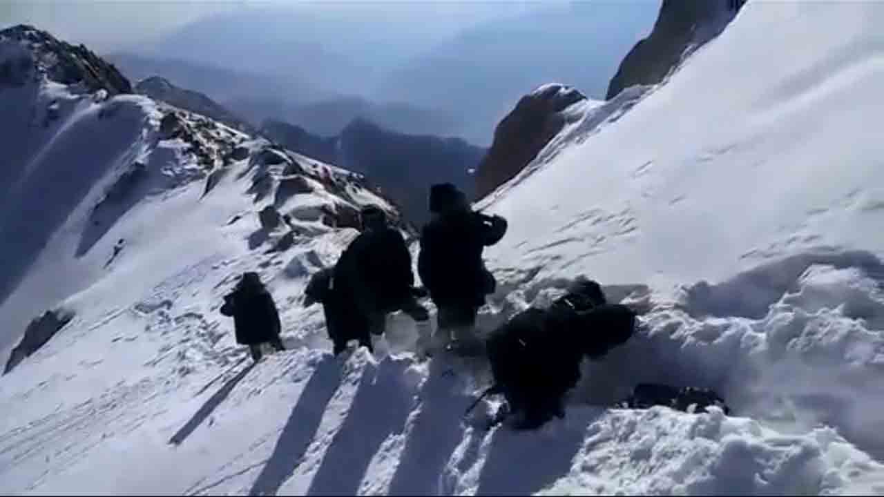దేశం కోసం జవాన్‌ల సాహసం.. ఎముకలు కొరికే చలిలో మంచు కొండలపై.. వీడియో